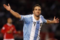 出色防守首场状态出色，雄鹿观众沸腾！，费德勒重返赛场引发球迷热议